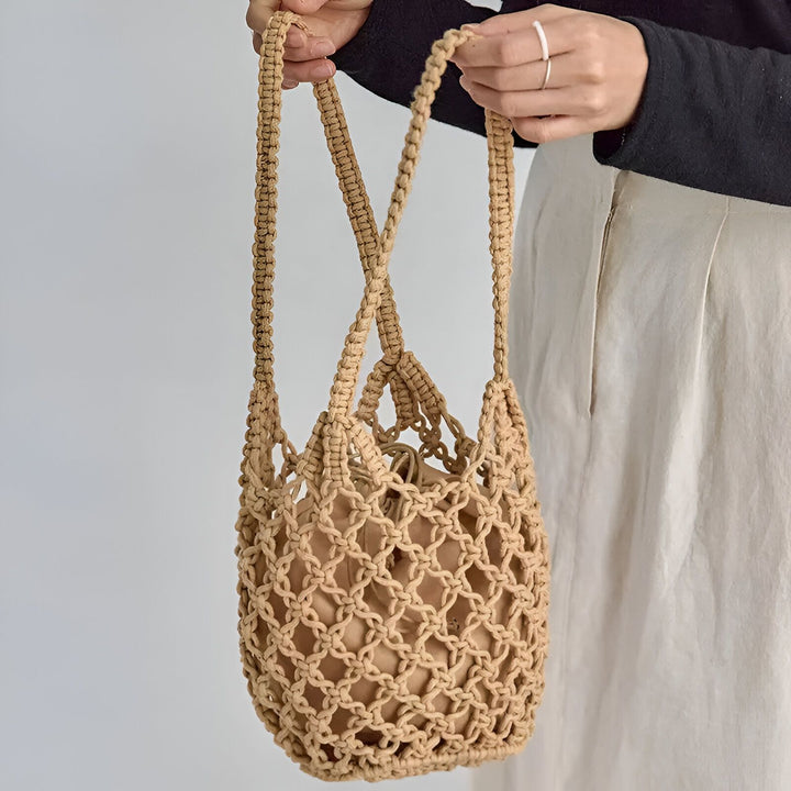 Personne tenant un sac cabas en macramé beige avec un pochon intérieur., 46193948557536,46193948590304