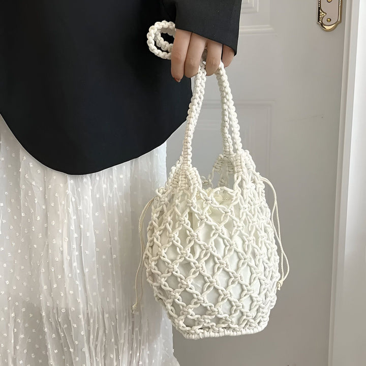 Sac macramé blanc tenu par une personne portant une veste noire et une robe blanche, 46193948557536,46193948590304