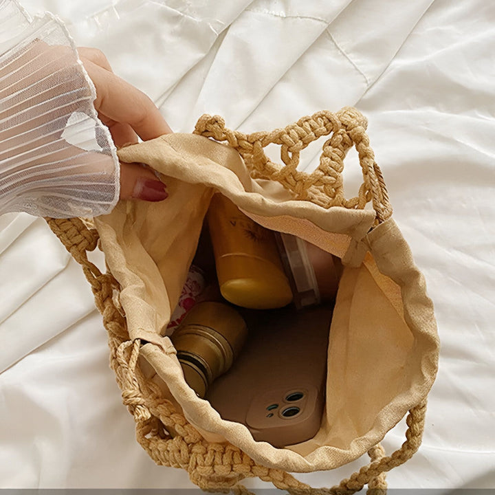 Sac tressé ouvert contenant un téléphone, de la crème solaire et des articles de beauté., 46193948557536,46193948590304