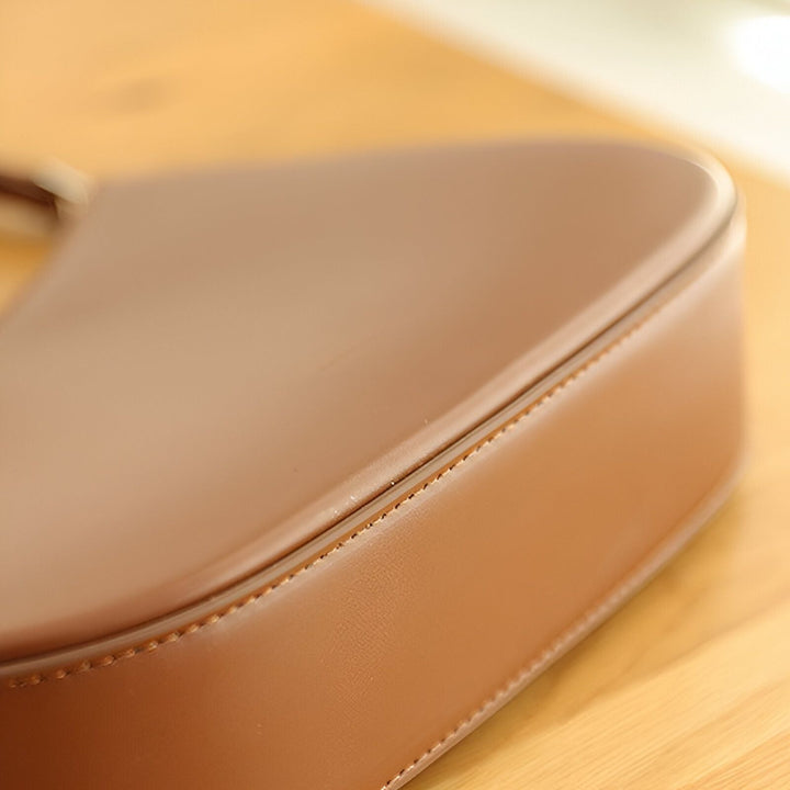 Détail d'un sac en cuir marron clair avec surpiqûres apparentes, 46193850056928