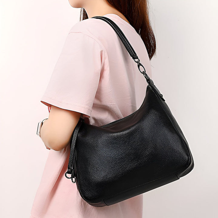 Sac à main en cuir noir grainé porté sur l'épaule, 46193845993696,46193846026464,46193846059232,46193846092000,46193846124768