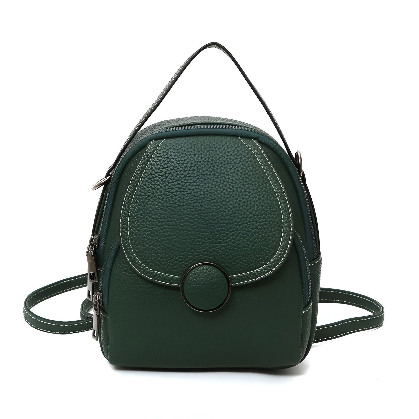 Petit sac à dos vert en cuir synthétique avec une fermeture éclair et un bouton rond.