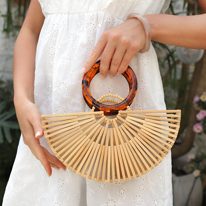 Pochette éventail en bambou avec poignées écaille tenue par une femme en robe blanche brodée., 46194012651744,46194012684512