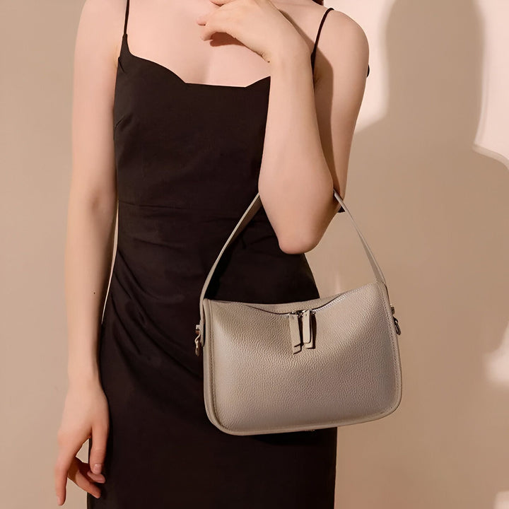 Femme avec sac à main épaule gris clair en cuir grainé., 46193851039968,46193851072736