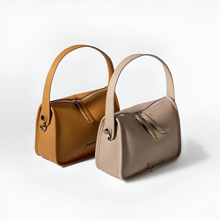 Paire de sacs à main en cuir grainé, marron et beige, sur fond blanc., 46193851039968,46193851072736