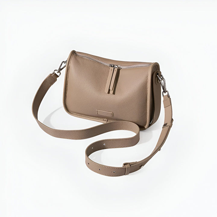 Sac à bandoulière taupe en cuir texturé, fermeture éclair argentée, 46193851039968,46193851072736