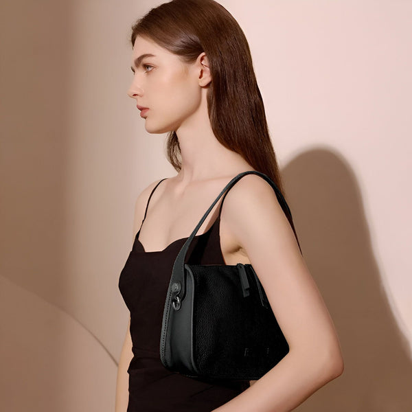 Femme portant un sac à bandoulière noir en cuir., 46193861820640