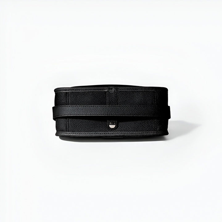 Étui en cuir noir grainé avec sangle et bouton argenté., 46193861820640