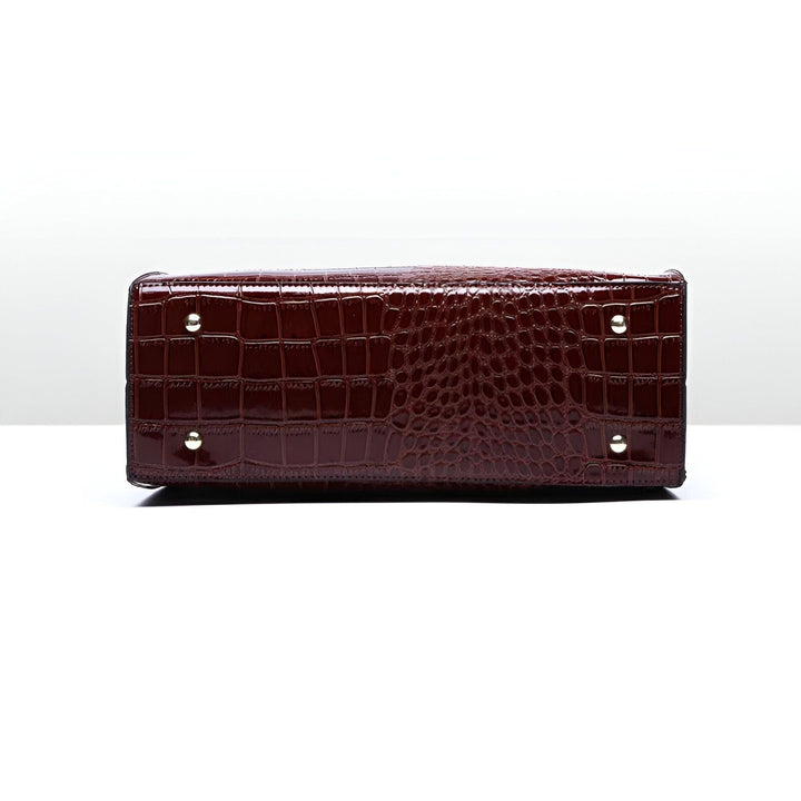 Dessous d'un sac en cuir marron brillant façon crocodile avec 4 pieds., 46193872568544,46193872601312,46193872634080