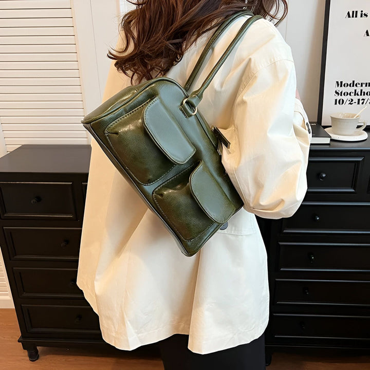 Sac à bandoulière vert foncé avec poches, porté à l'épaule., 46193871290592,46193871323360,46193871356128,46193871388896