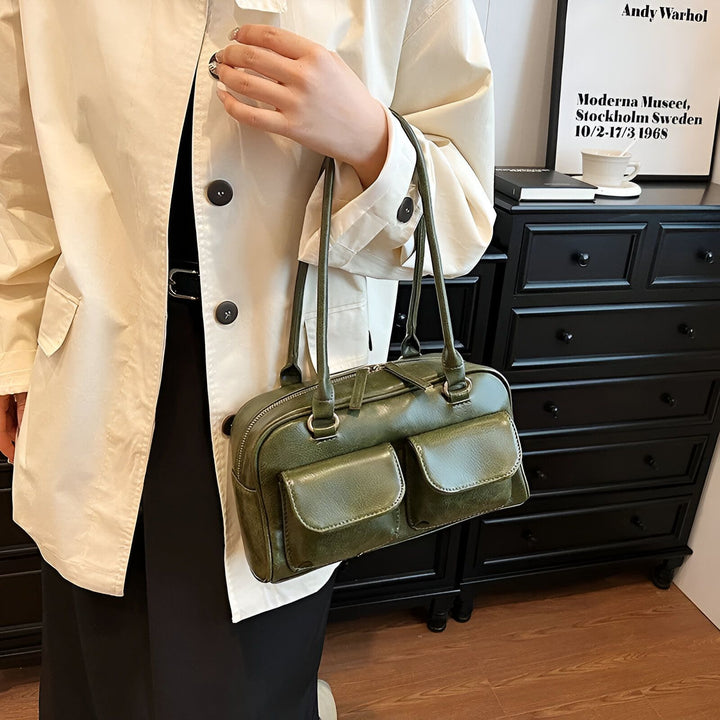 Personne avec sac bowling en cuir vert à poches avant, 46193871290592,46193871323360,46193871356128,46193871388896