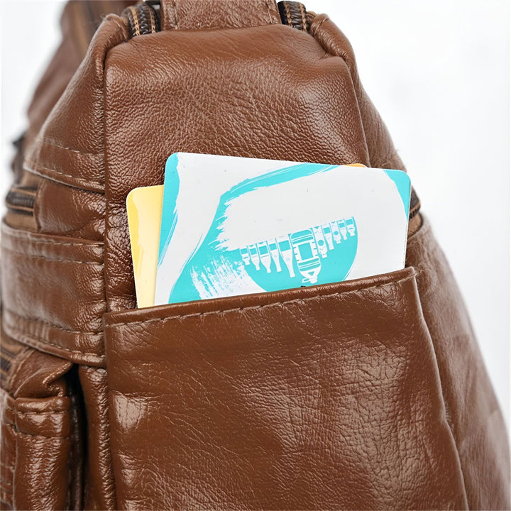 Poche d'un sac en cuir marron avec deux cartes, 46194026643680,46194026676448,46194026709216,46194026741984,46194026774752,46194026807520