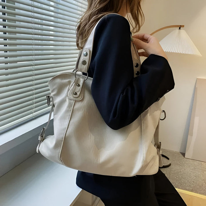 Femme portant un grand sac fourre-tout blanc cassé à l'épaule., 46193878466784,46193878499552,46193878532320