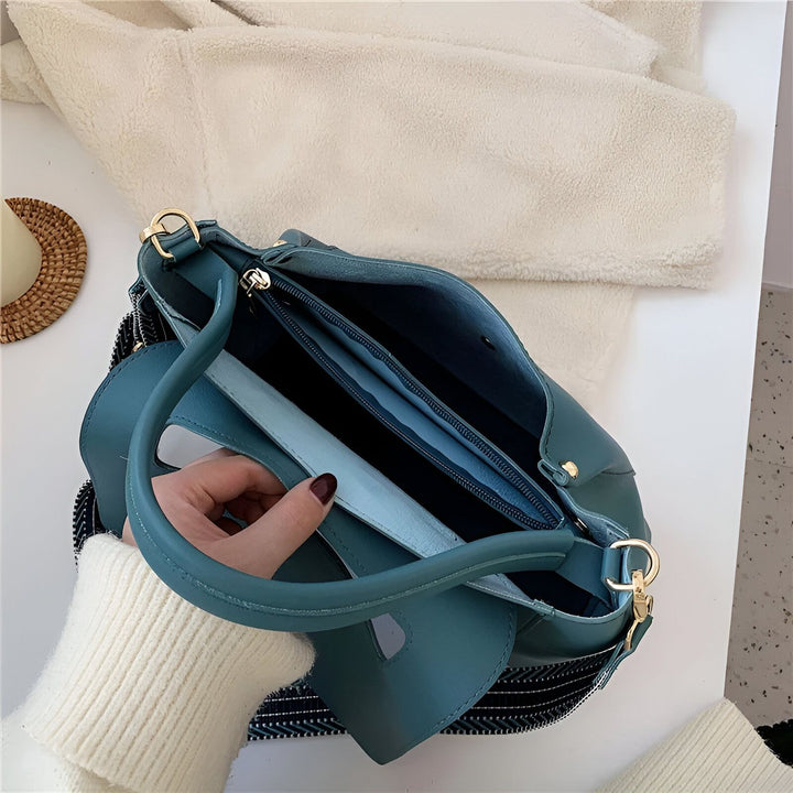 Sac à main en cuir bleu sarcelle ouvert, main ouvrant l'intérieur avec poches et sangle à motifs., 46193884102880,46193884135648,46193884168416,46193884201184