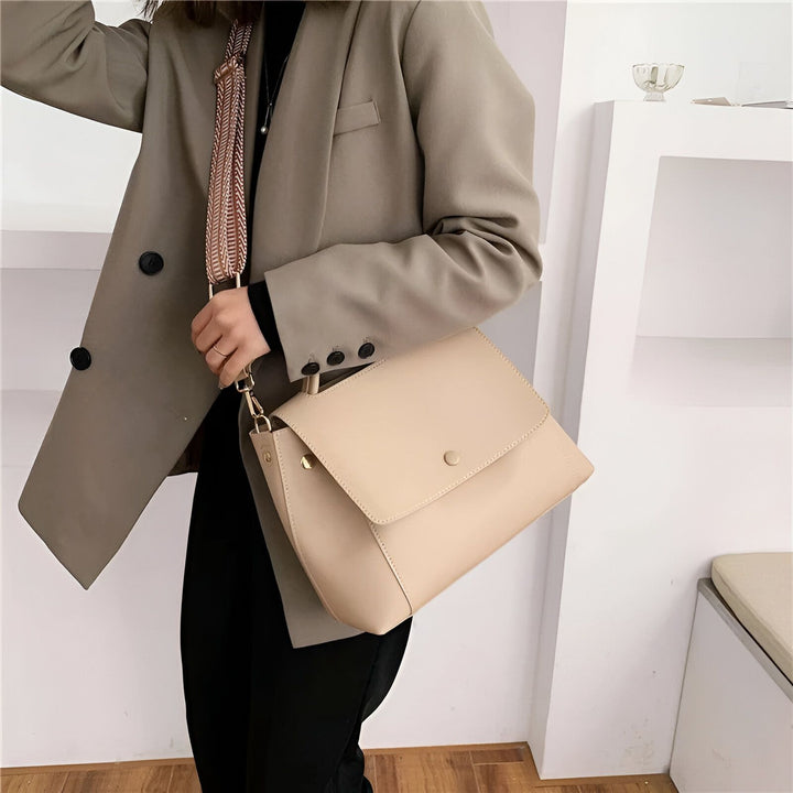 Sac bandoulière beige avec sangle large porté épaule, avec un blazer., 46193884102880,46193884135648,46193884168416,46193884201184