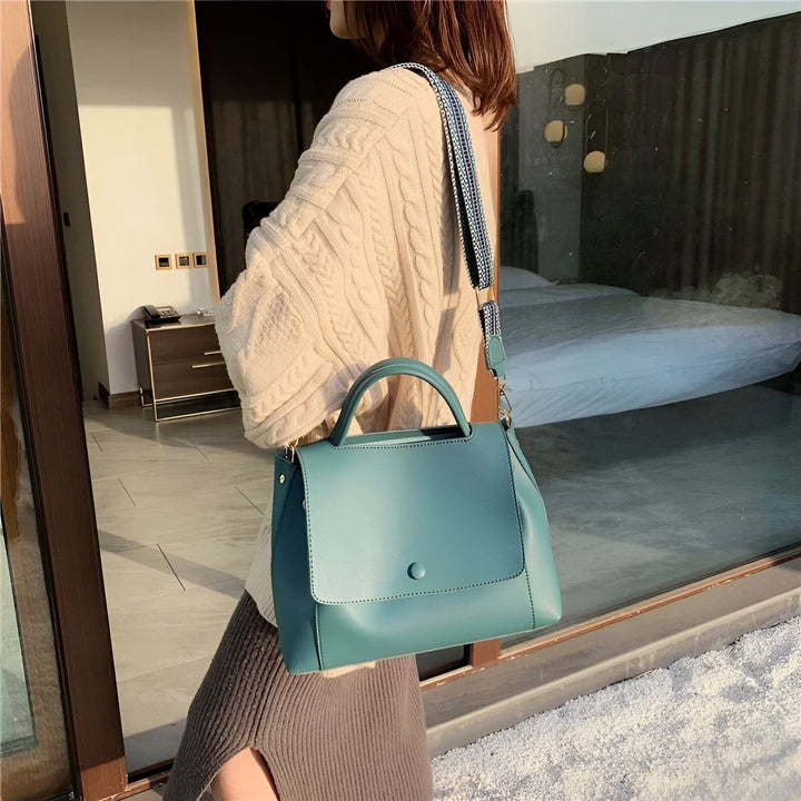 Sac à main bleu sarcelle avec anse et bandoulière porté par une femme., 46193884102880,46193884135648,46193884168416,46193884201184