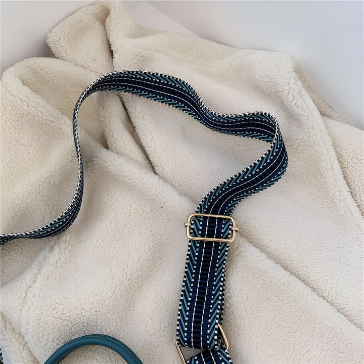 Sangle de sac à motif bleu, blanc, vert avec boucle dorée sur fond blanc duveteux., 46193884102880,46193884135648,46193884168416,46193884201184