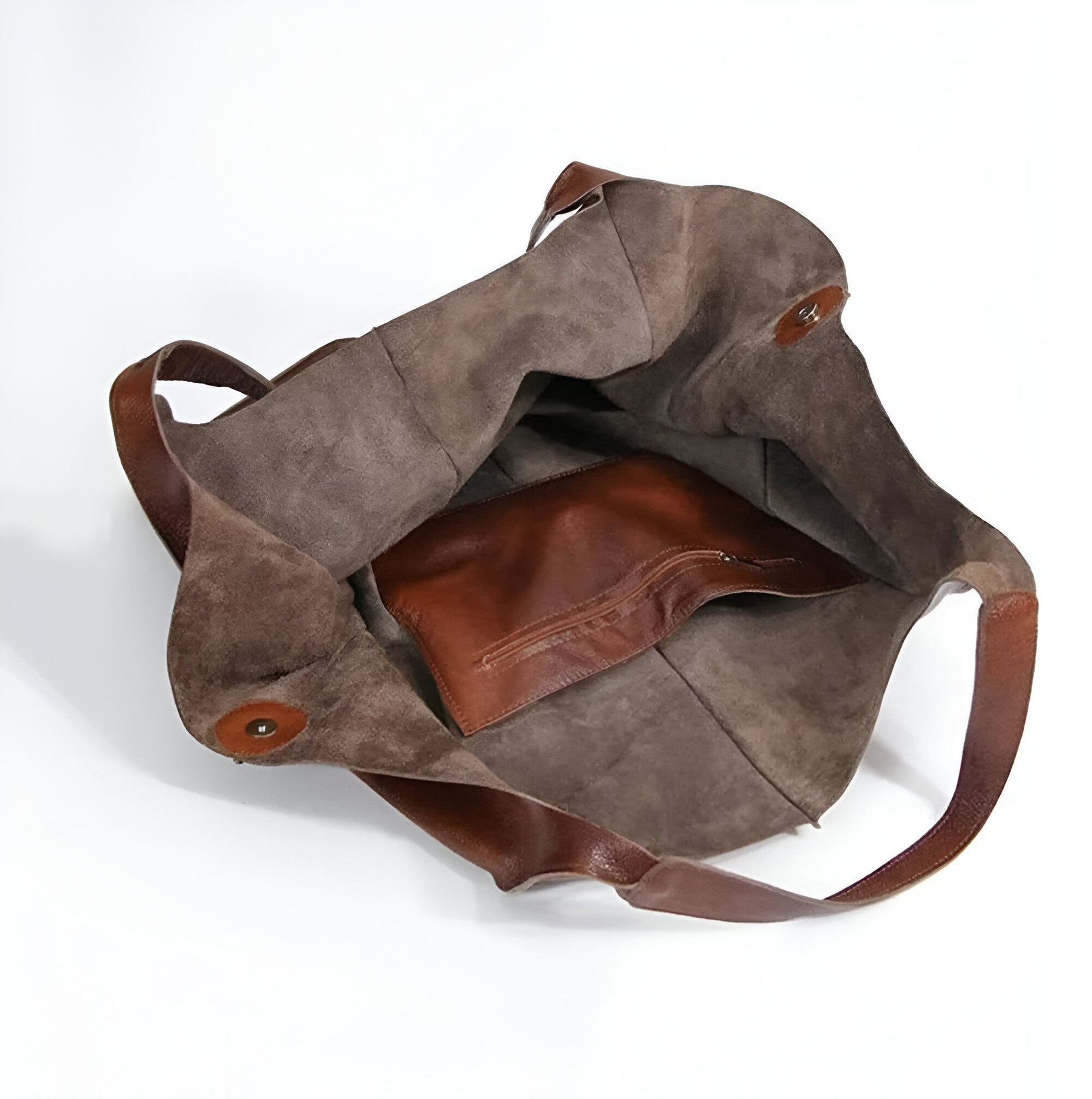 Sac à main en cuir marron avec une poche intérieure zippée.