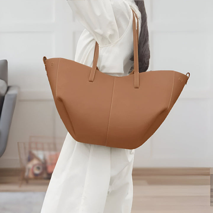 Grand sac cabas marron clair porté par une personne en blanc., 46193882726624,46193882759392,46193882792160,46193882824928