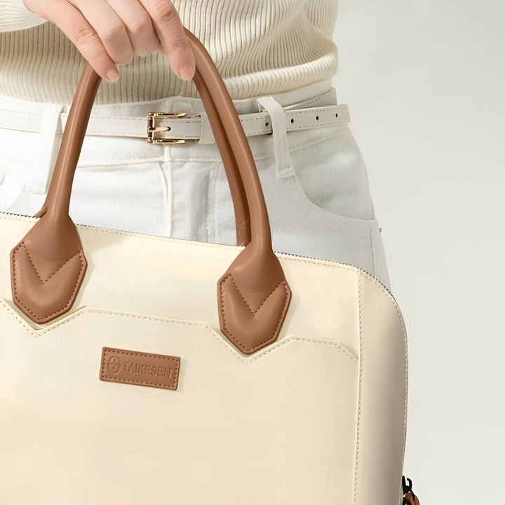 Une personne tenant un sac blanc Taikesen avec des anses marron., 46193951211744,46193951244512,46193951277280,46193951310048,46193951342816,46193951375584
