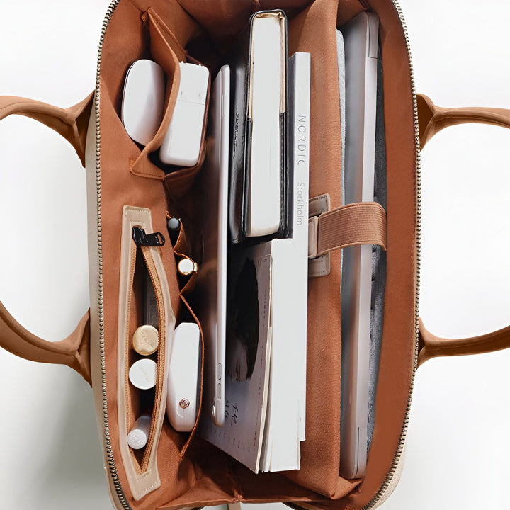 Intérieur de sac bien rangé avec ordinateur portable, carnet, téléphone, chargeur et maquillage., 46193951211744,46193951244512,46193951277280,46193951310048,46193951342816,46193951375584