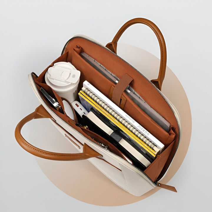 Sac ouvert beige et marron rempli d'ordinateur portable, carnets, mug et souris., 46193951211744,46193951244512,46193951277280,46193951310048,46193951342816,46193951375584