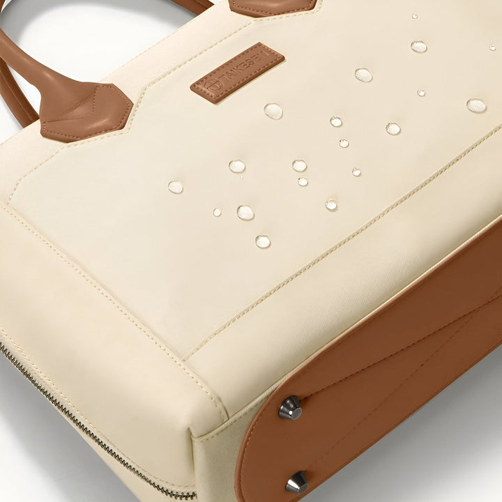 Sac de couleur crème déperlant avec gouttes d'eau, poignées et finitions en cuir marron., 46193951211744,46193951244512,46193951277280,46193951310048,46193951342816,46193951375584