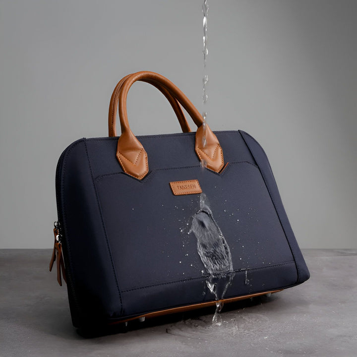 Sac bleu marine étanche avec poignées marron, éclaboussé par de l'eau., 46193951211744,46193951244512,46193951277280,46193951310048,46193951342816,46193951375584