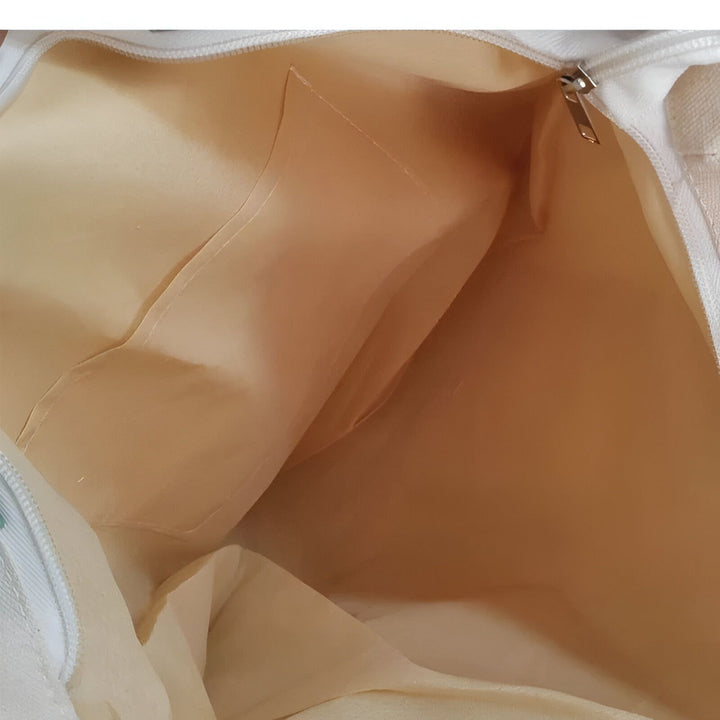 L'intérieur vide d'un sac en tissu beige avec une poche latérale et une fermeture éclair., 46193890590944,46193890623712