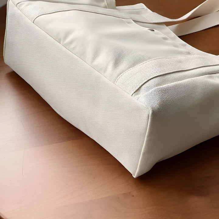 Sac cabas blanc posé sur une table en bois, 46193890590944,46193890623712