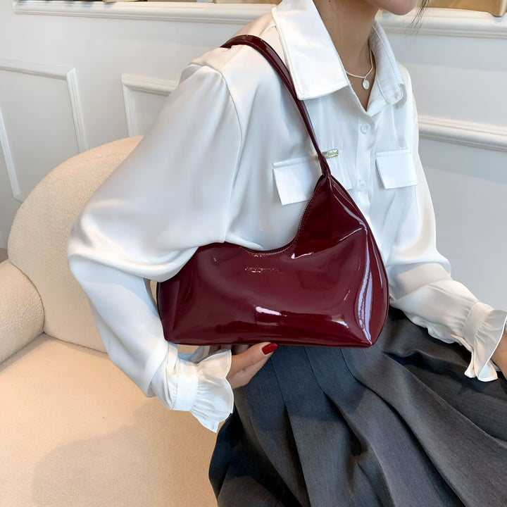 Sac baguette brillant bordeaux porté, 46193869619424,46193869652192,46193869684960,46193869717728,46193869750496