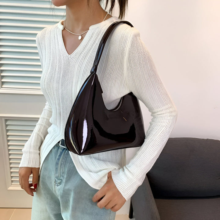 Personne portant un sac brillant noir et un pull blanc, 46193869619424,46193869652192,46193869684960,46193869717728,46193869750496