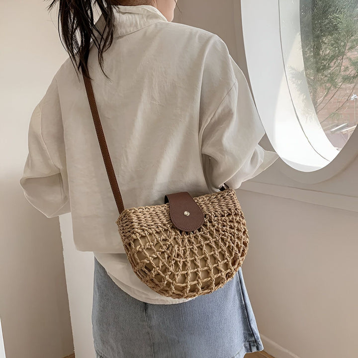 Sac en paille tressée marron avec rabat en cuir porté épaule par une femme., 46194029265120,46194029297888