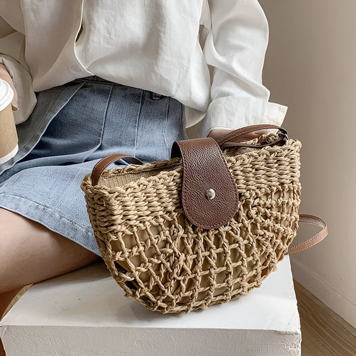Personne avec sac en paille tressée et rabat en cuir marron., 46194029265120,46194029297888