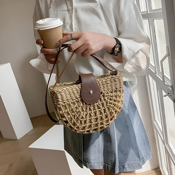 Sac à bandoulière en paille tressée et cuir, tenu par une personne, 46194029265120,46194029297888