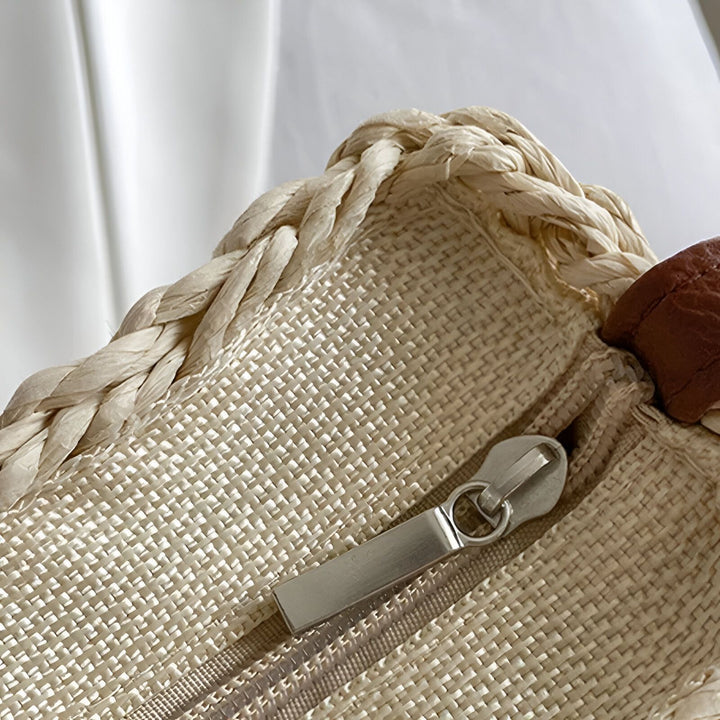 Gros plan sur un sac en paille tressée avec poignée tressée et fermeture éclair argentée., 46194029265120,46194029297888