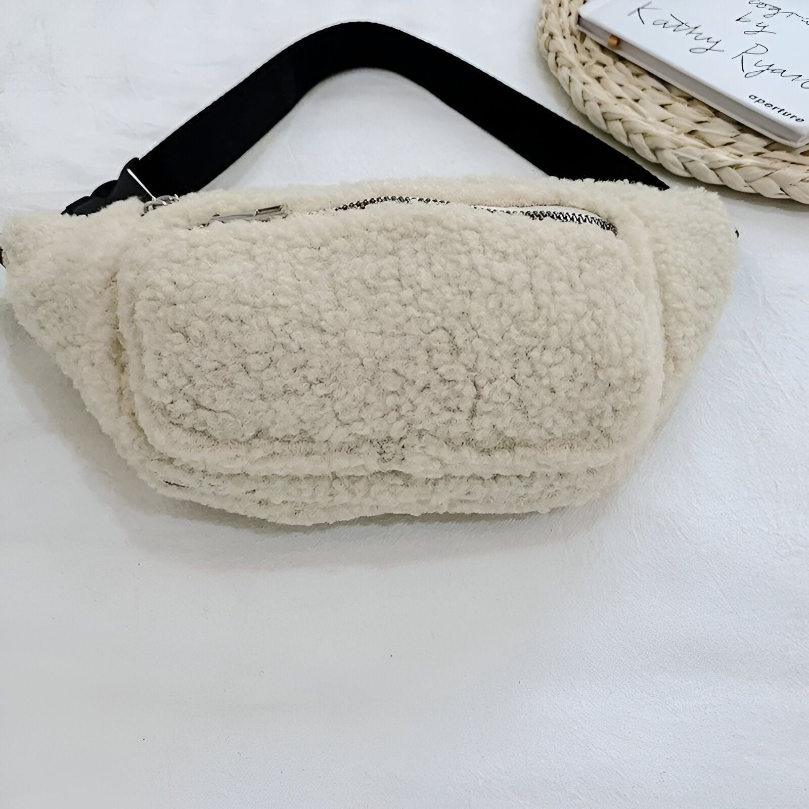 Un sac banane en fausse fourrure beige.