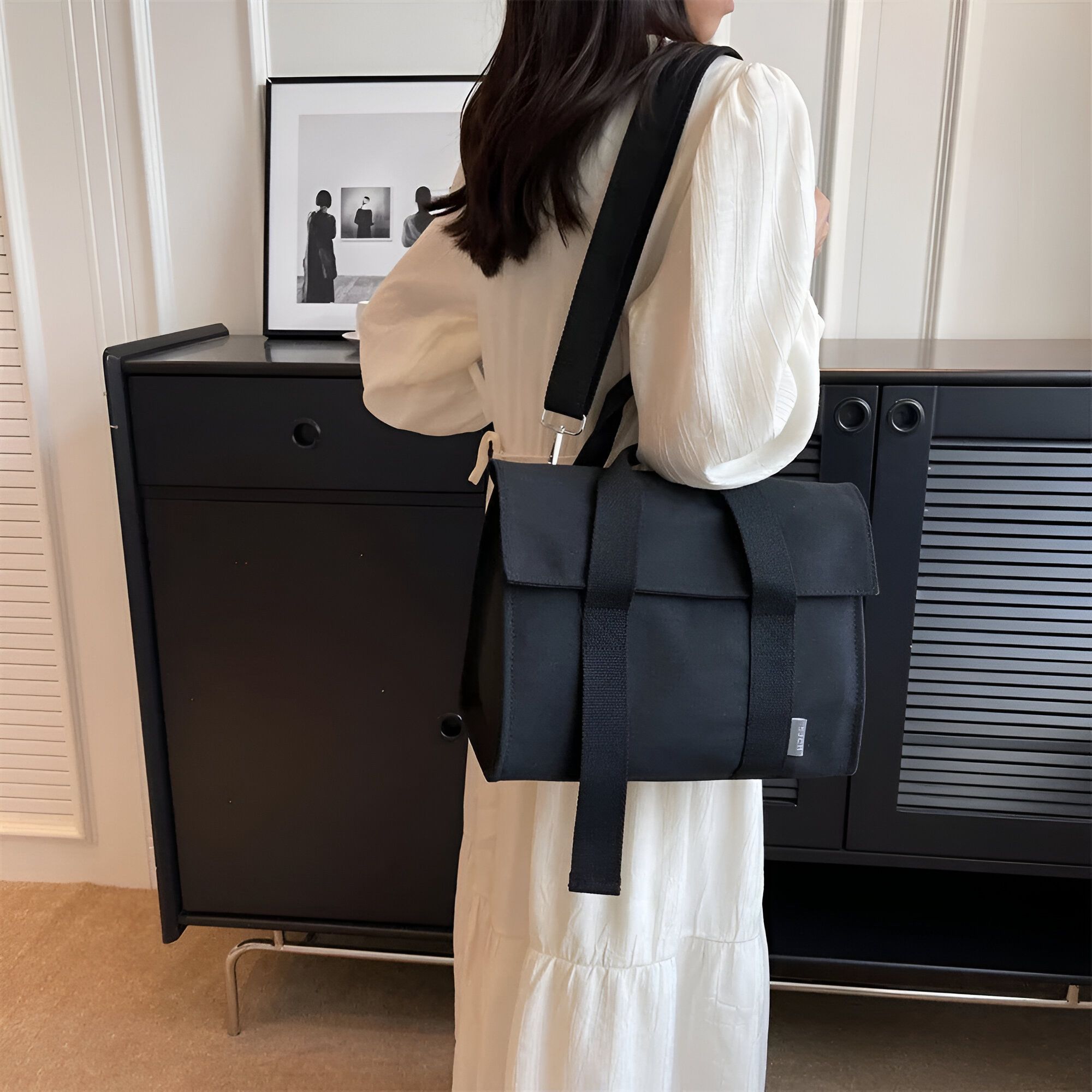 Une femme portant un sac à dos noir en toile.