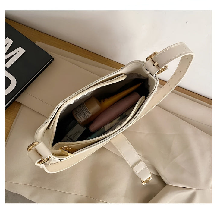 Sac à main beige ouvert vu de dessus avec son contenu visible., 46193934565600,46193934598368,46193934631136,46193934663904,46193934696672