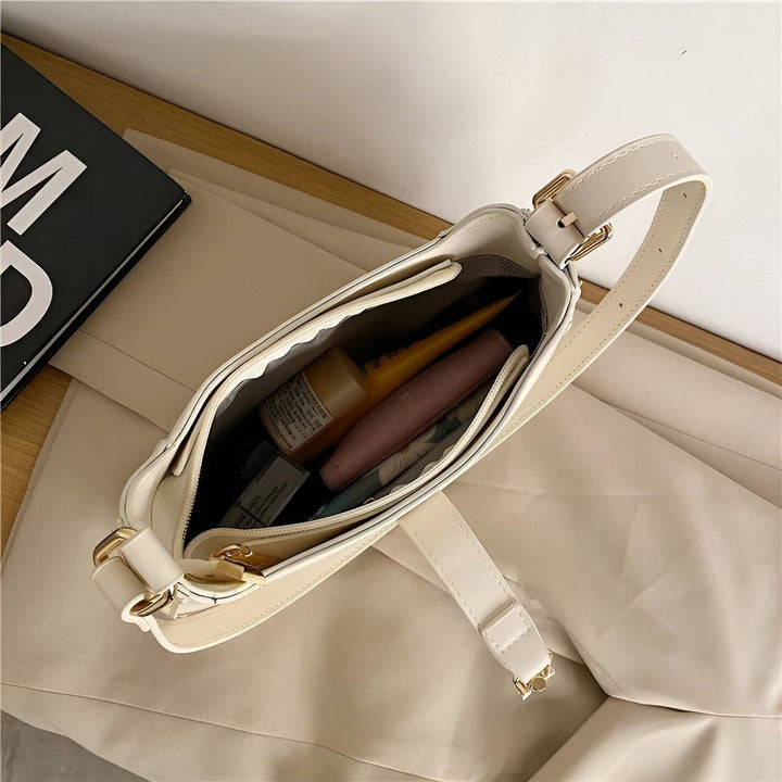 Sac à main blanc ouvert montrant crème solaire et rouge à lèvres, 46193934565600,46193934598368,46193934631136,46193934663904,46193934696672