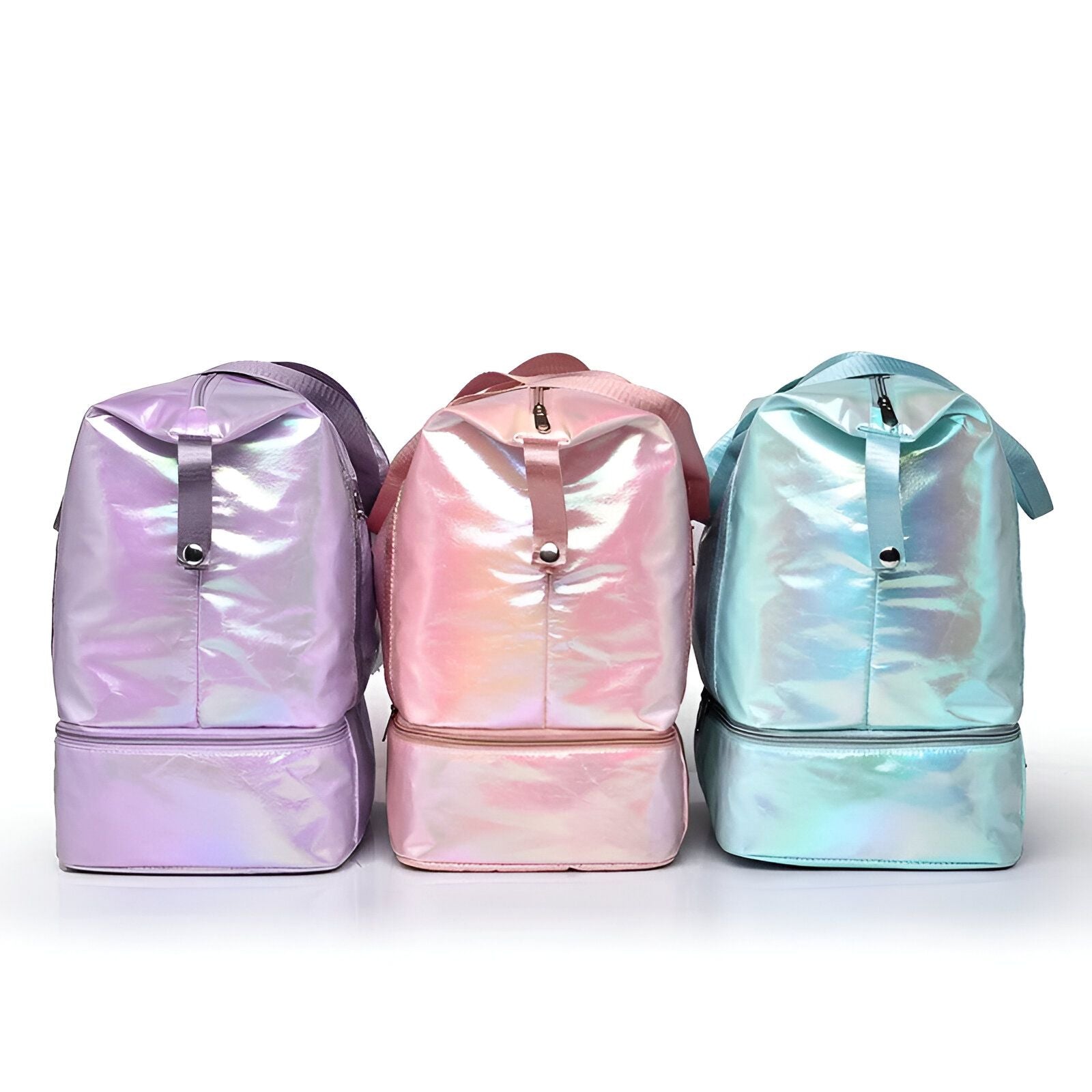 Trois sacs de sport brillants, un violet, un rose et un bleu, sur fond blanc.