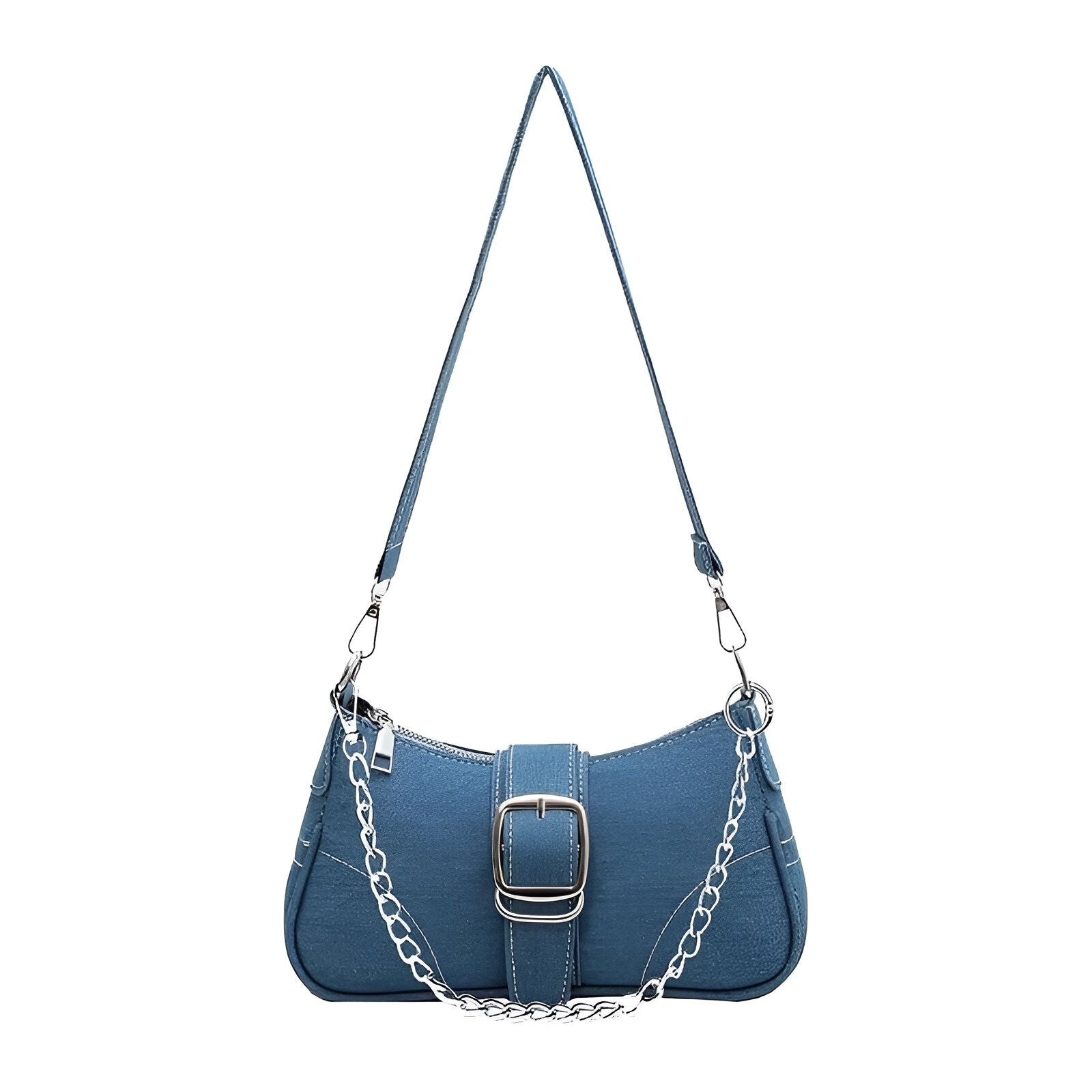 Un sac à main bleu en denim avec une chaîne argentée et une boucle argentée.