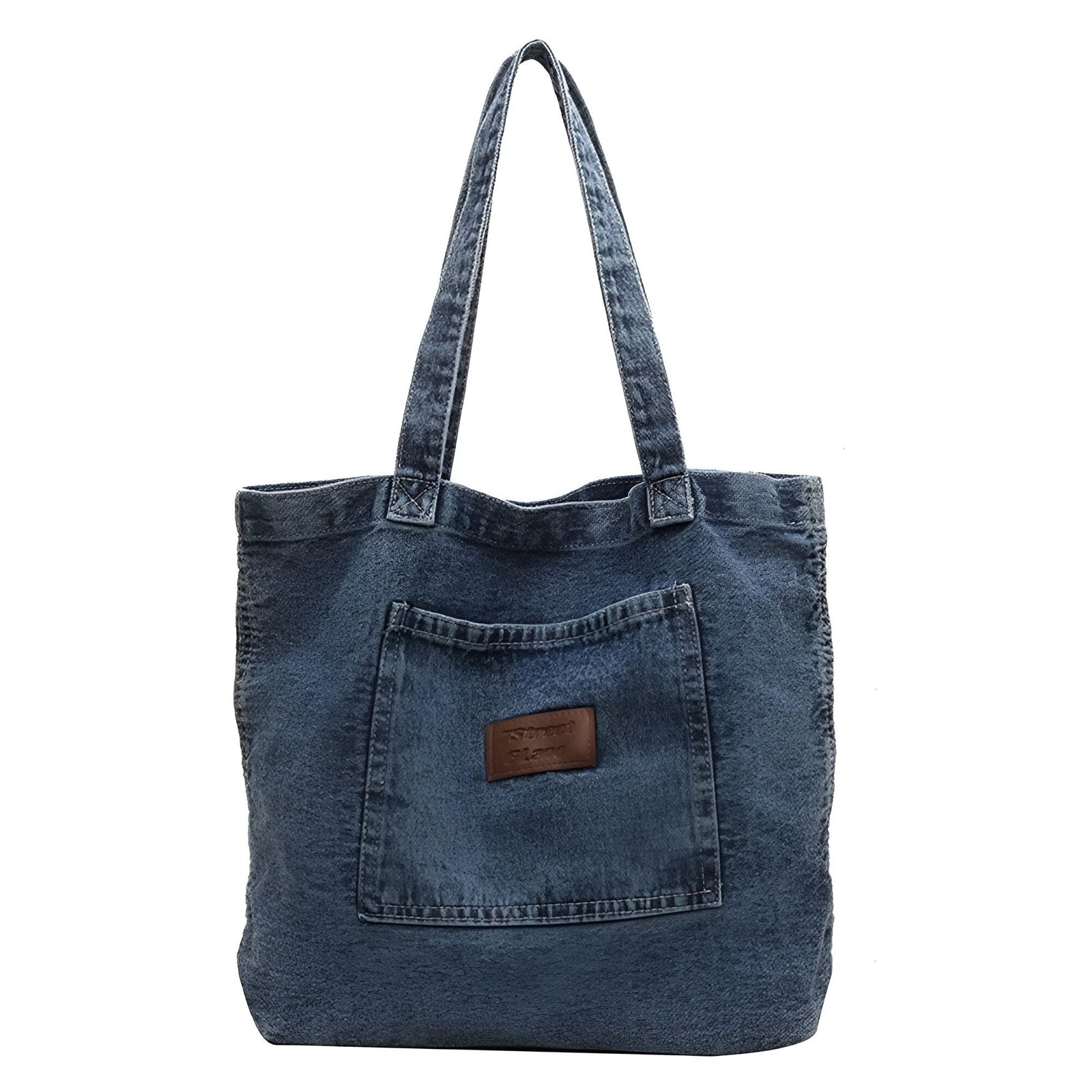 Sac à main en jean bleu avec une poche avant et une étiquette en cuir marron.