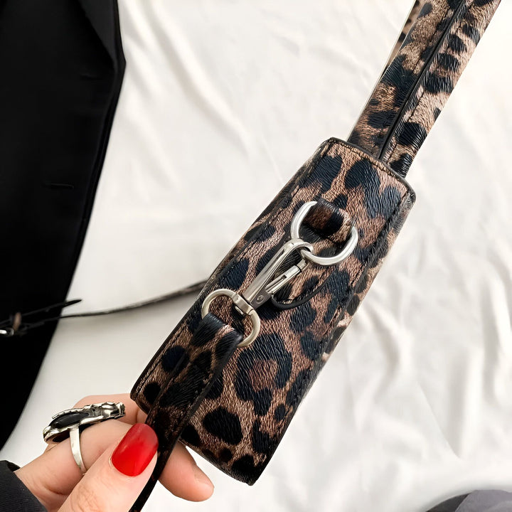 Sac imprimé léopard, mousqueton, main avec ongles rouges et bague, 46193944035552,46193944068320,46193944101088