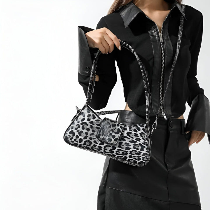 Petit sac bandoulière gris à imprimé léopard tenu par une femme en tenue noire., 46193944035552,46193944068320,46193944101088