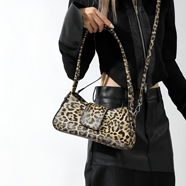 Sac à main imprimé léopard porté à la main avec tenue noire., 46193944035552,46193944068320,46193944101088