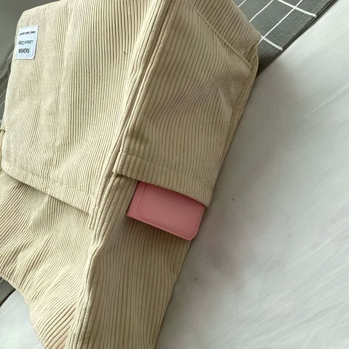 Poche de sac en velours côtelé beige avec un objet rose., 46193875124448,46193875157216,46193875189984,46193875222752,46193875255520