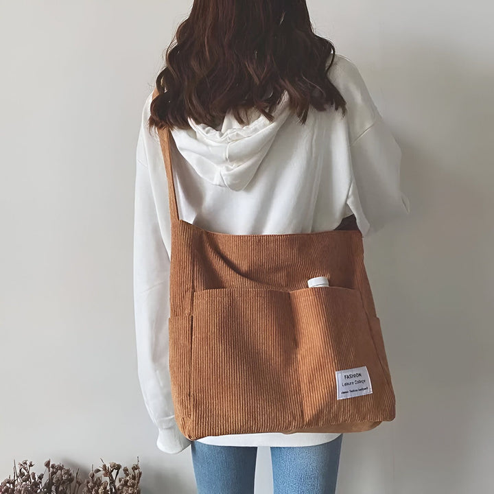 Sac cabas marron en velours côtelé à poches, porté sur l'épaule par une personne de dos en sweat blanc., 46193875124448,46193875157216,46193875189984,46193875222752,46193875255520