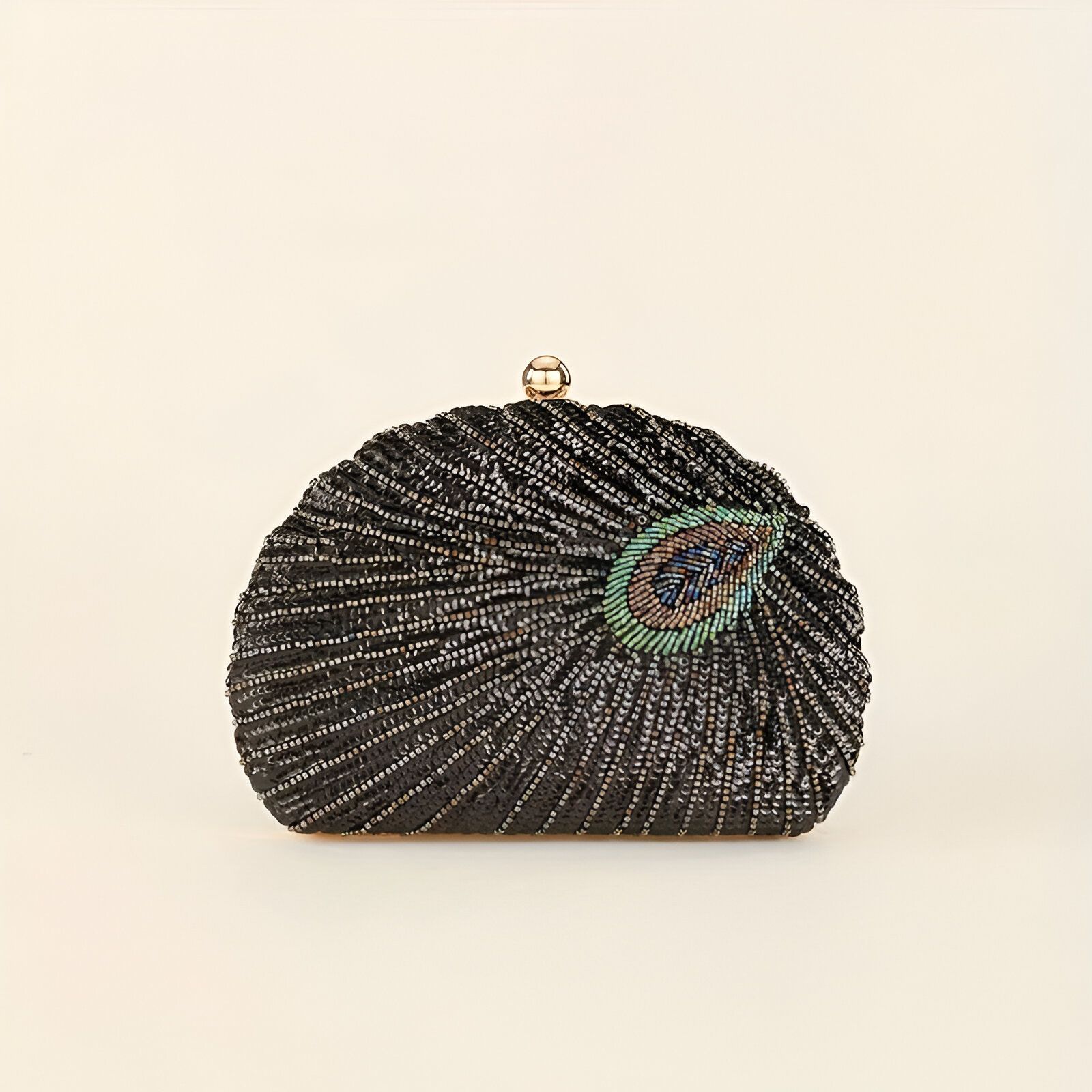 Pochette noire en forme de coquille avec un motif de plume de paon en perles multicolores.