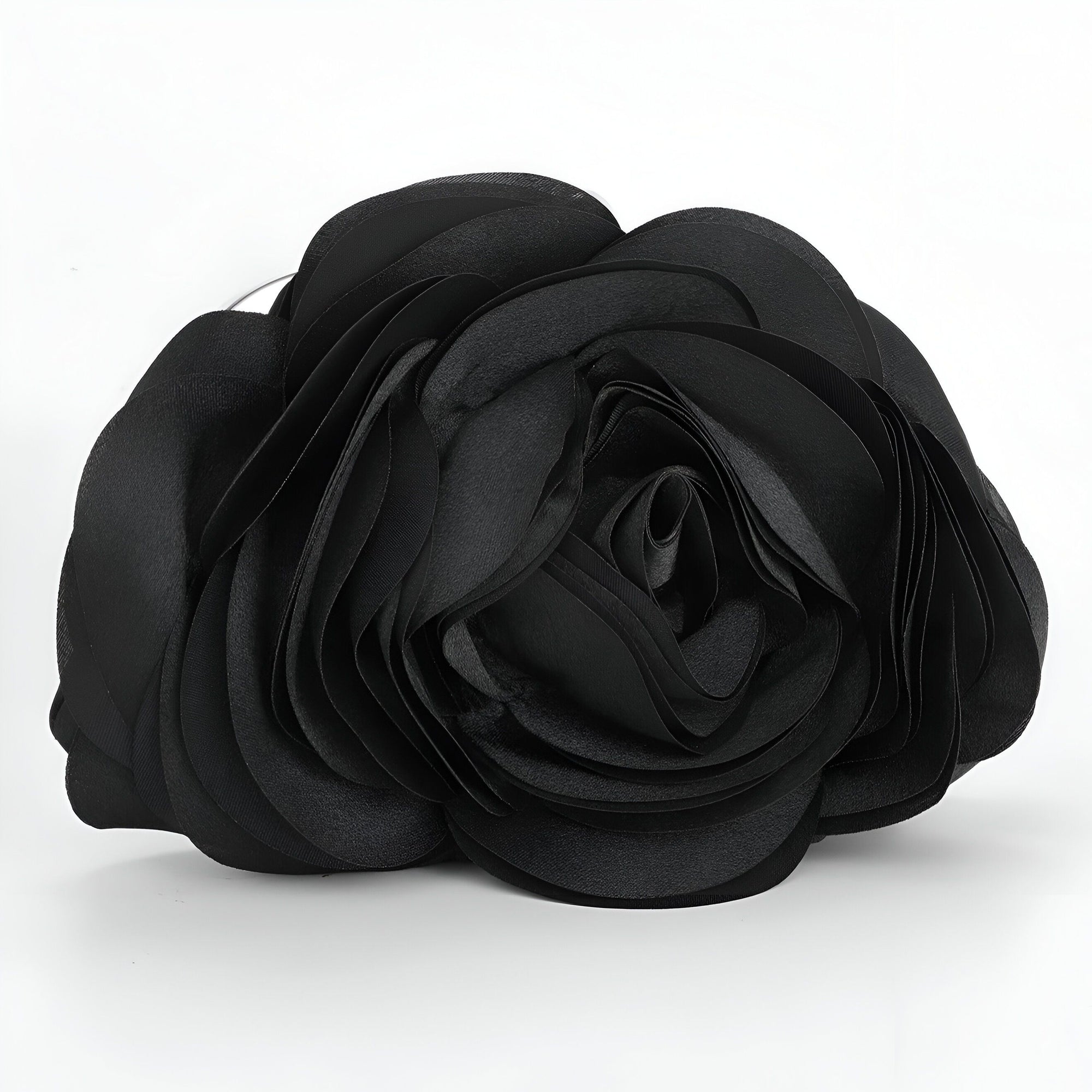 Une grande rose noire en tissu.